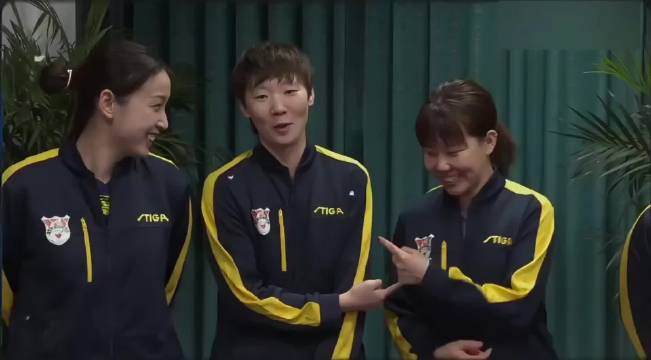 乒乓女队员做游戏啦，我觉得王曼昱唱歌很好听，没有跑调！