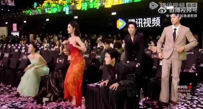 孟子义檀健次星光大赏互相谦让推着走