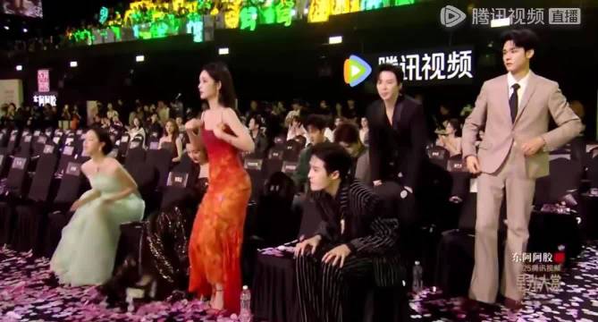 星光大赏孟子义檀健次刘宇宁颁奖礼互让推搡