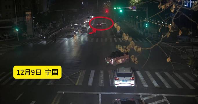 小货车夜间变道未观察与轿车碰擦
