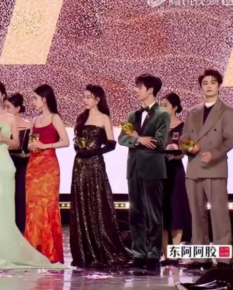 宋祖儿想让孟子义李昀锐站在一起，最后成功换位和丁禹兮在旁边捂嘴笑