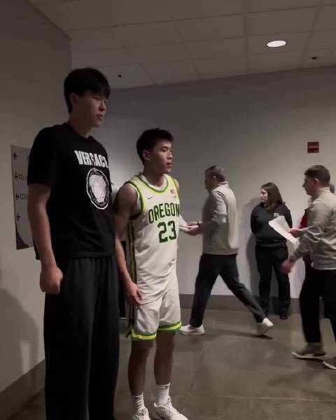 杨瀚森观战林葳赛后， 两位来自中国的球员在通道合影互动