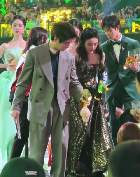 陈都灵薄荷绿礼裙优雅亮相，从容领奖尽显大女主气场