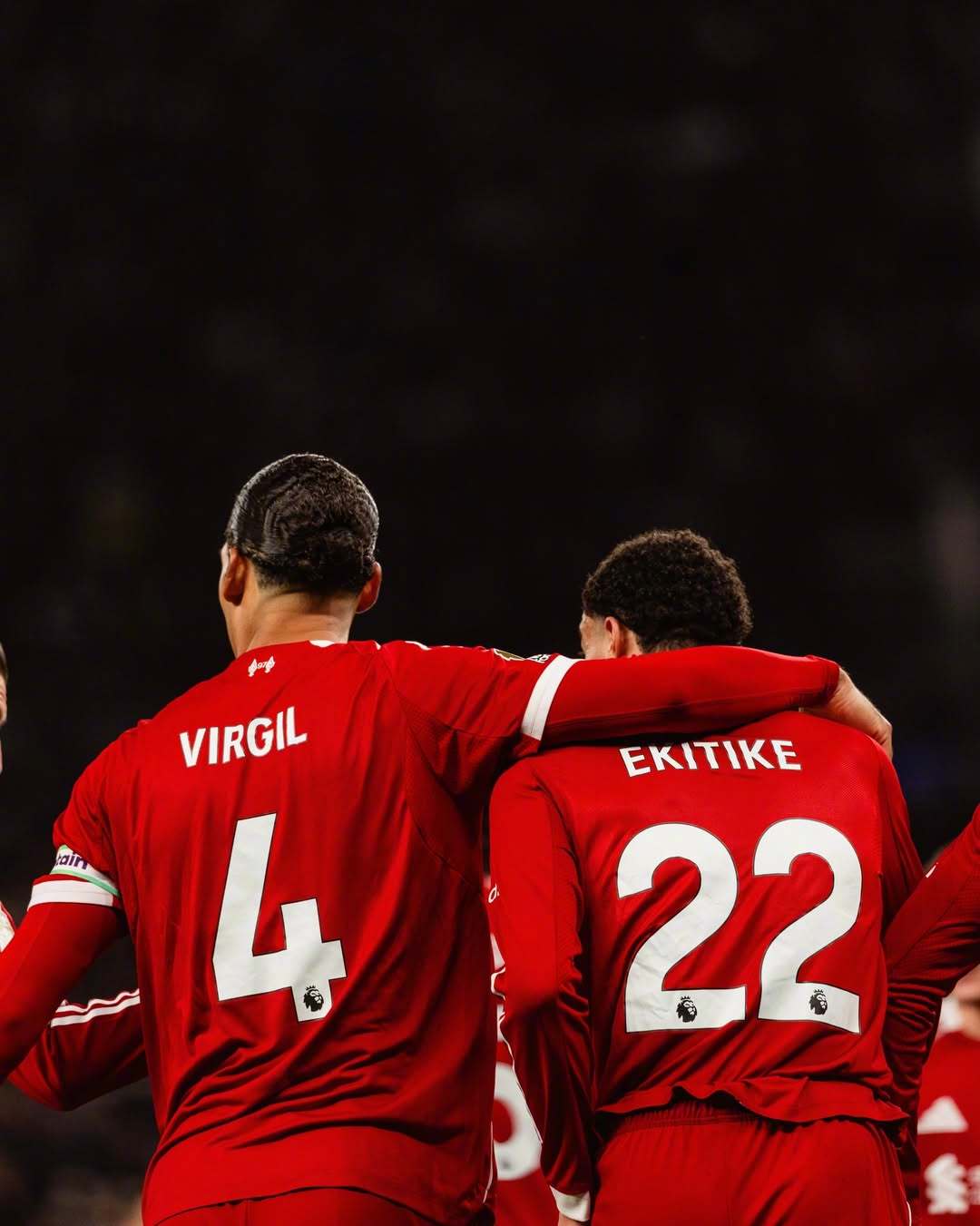 镜头定格红色轮廓  灯光之下，自成一景