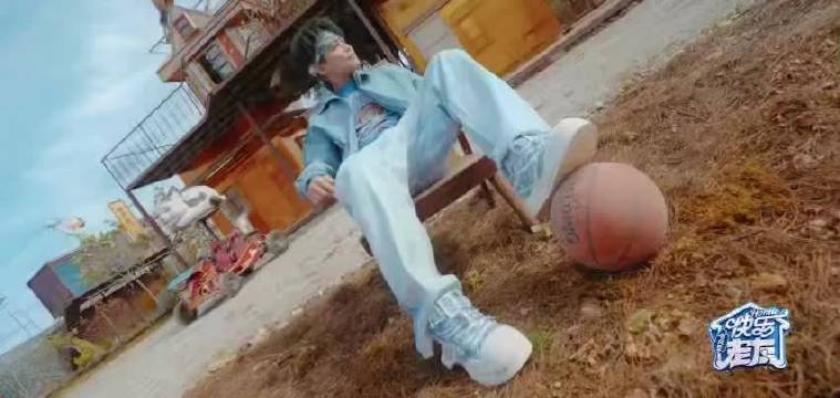 苏醒浅蓝色穿搭，手拿篮球，这少年感都快要溢出屏幕了！