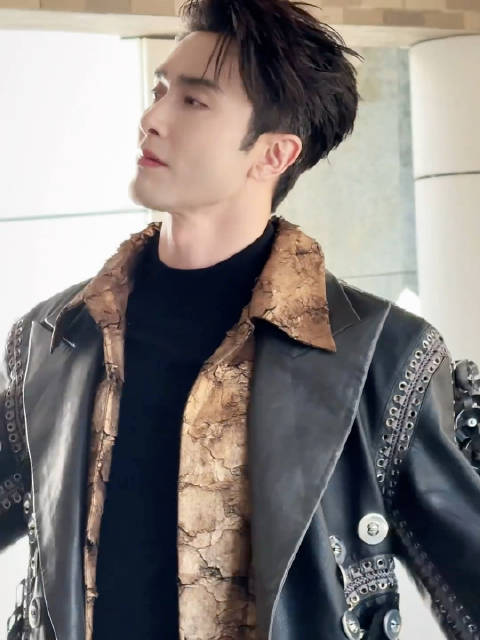 高伟光身披二十余斤铆钉皮衣亮相星光大赏