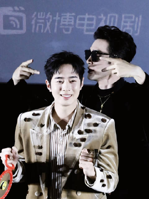 两人互动也太好玩了！到底是在比小猫还是小狗耳朵呀