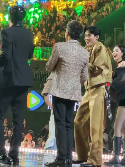 刘宇宁龚俊陈星旭王玉雯唱跳《世界超有趣》点燃星光大赏