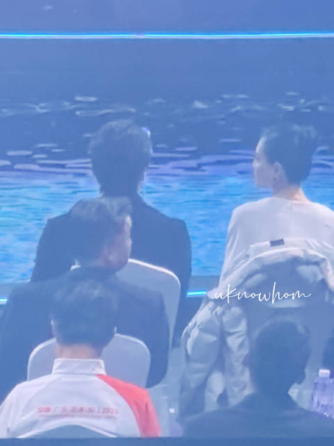 面前是水池 身后是老朱 旁边是吴敏霞 聊到哈开心呀