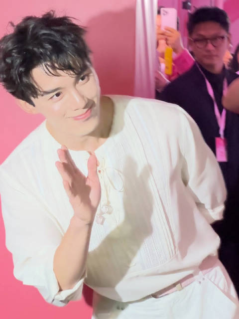 26岁的吴磊很努力很勇敢 终于等到磊 特意出来打招呼的好宝宝