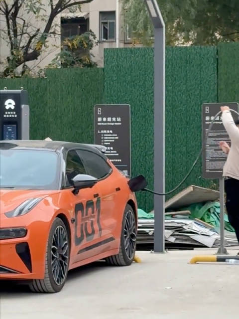 你燃油车加油这么操作我能理解，电车怎么还整这出？
