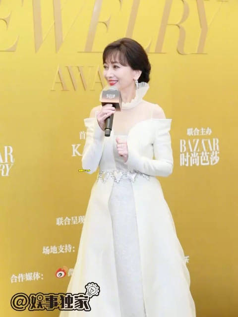赵雅芝身穿白色礼服优雅登场