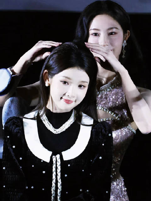 毛晓慧向张淼怡比小狗耳朵动作可爱