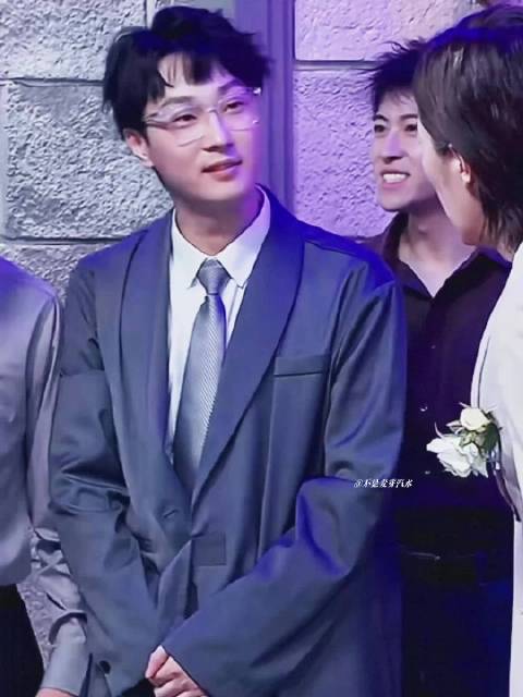 喜剧大会之穿大两号西装误闯别人婚礼☝️ 打听式参加