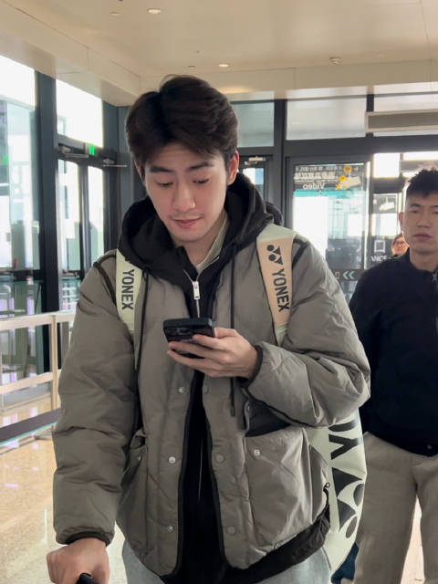 给昶昶说了恭喜，虽然没说话但是挑眉回应了