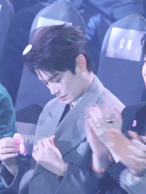 丁禹兮接彩带收集好运，全程鼓掌欢呼显美好