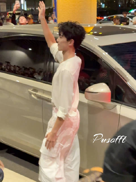 专门出来和粉丝打招呼的白马王子5555