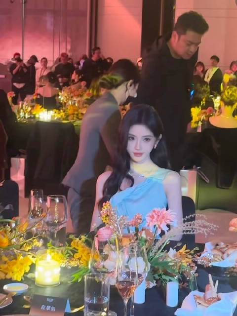 鞠婧祎亮相活动展现冰蓝造型冲击力