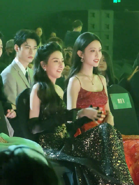 孟子义和宋祖儿手牵手看演出