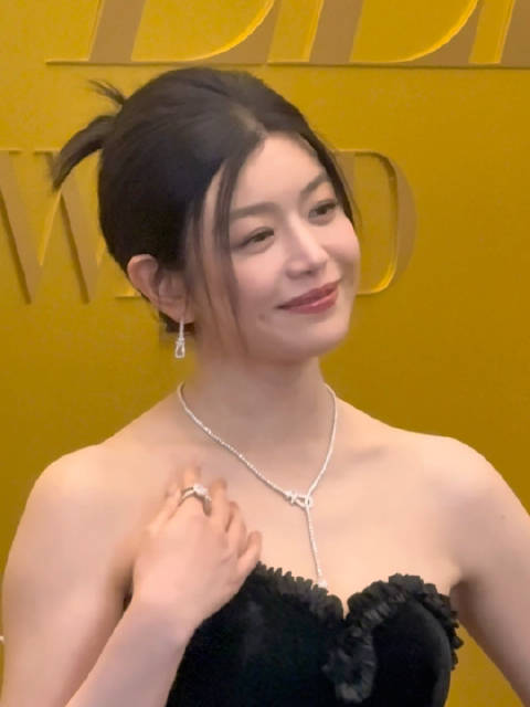 今日芭莎珠宝活动上的陈妍希 黑裙，挽发，好可爱的她