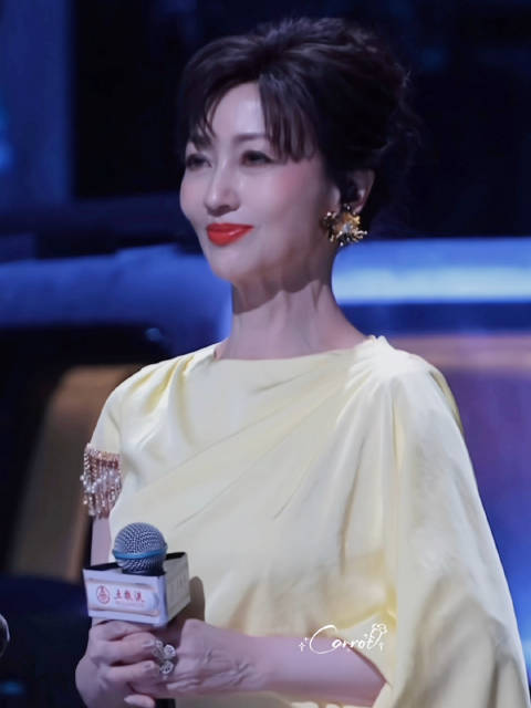 仅是这一眼，就定下了这一生漫长的喜欢.@赵雅芝 岁岁年年常相见