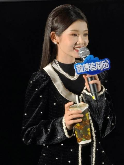 在《哑舍》微博追剧团复刻喝奶茶名场面，好可爱