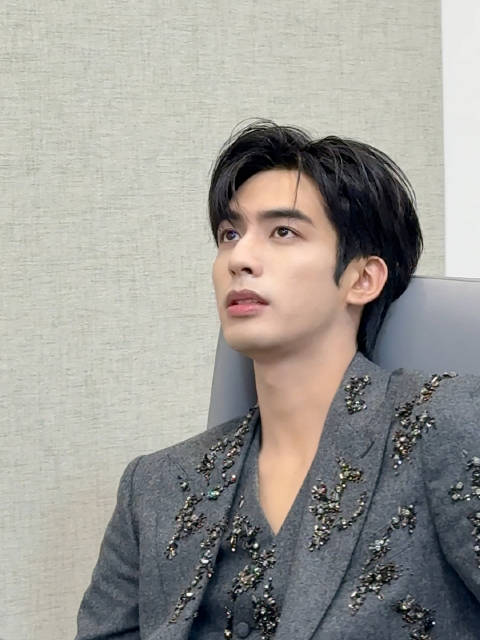 宋威龙亮相非正式跨年派对，欧米茄名人大使身份引关注