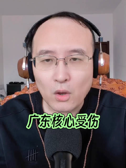 广东队王少杰对抗上篮手腕受伤离场