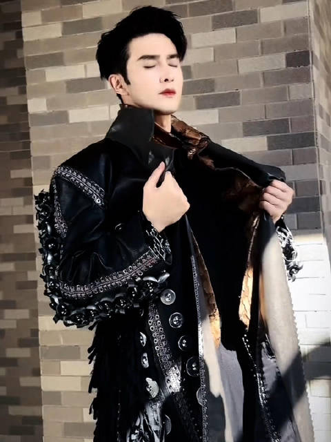 高伟光穿二十多斤铆钉皮衣亮相星光大赏