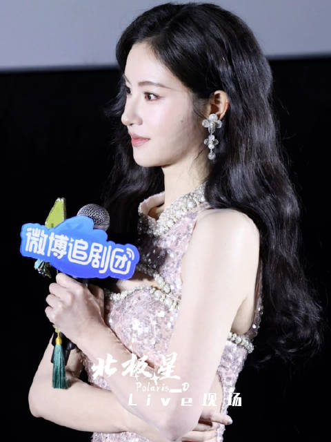 这个毛晓慧今天是姐姐级别的美得说不出话了