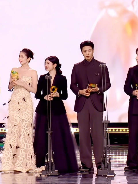 从前车马很慢 一次只能磕一对cp 现在那个“柯”来不了 这个“可”也不是不行