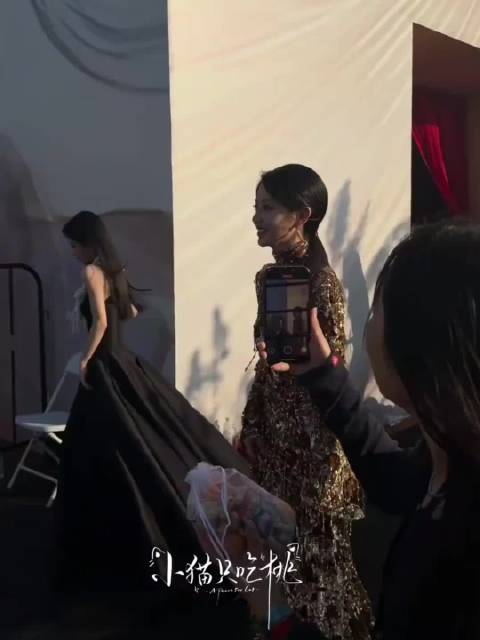 田曦薇热情互动媒体，鞠婧祎低调贴墙行