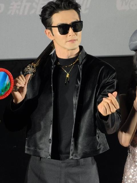 高伟光戴墨镜比心比小狗耳朵参加哑舍微博追剧团