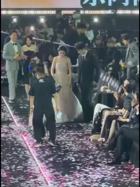 孟子义摔倒李昀锐搀扶，两人互动打破绯闻