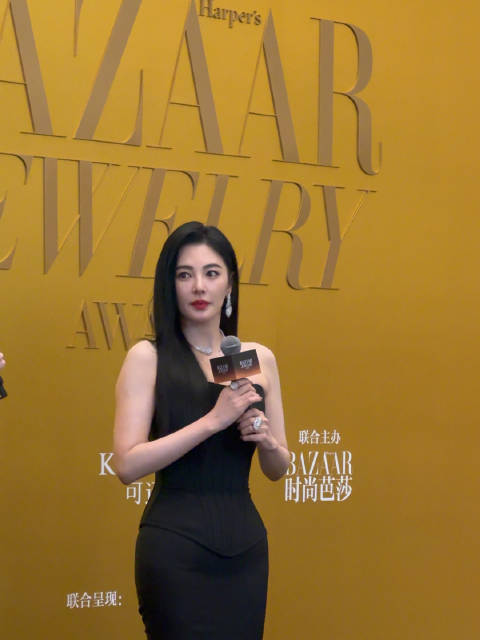 张雨绮黑白鱼尾裙亮相珠宝盛典，直言美丽需付出代价