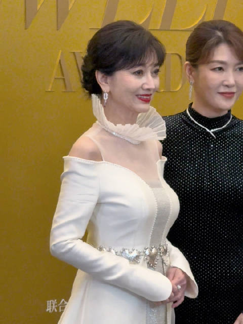 今日在遇到赵雅芝 优雅白裙，从容魅力，岁月从不败美人