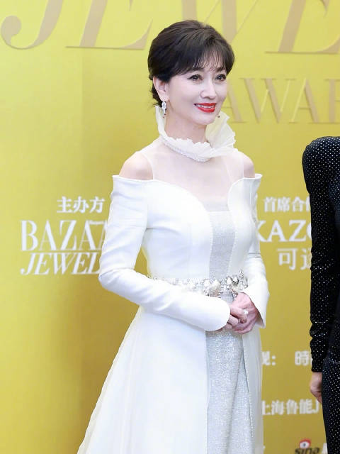 赵雅芝身着纯白礼服亮相红毯