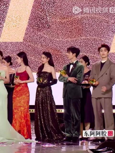 祖儿想让昀锐和孟姐站在一起 成功了还和小丁在旁边捂嘴笑