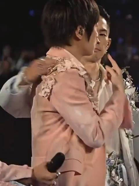 阿信摔下舞台获言承旭等关心，周渝民吴建豪亲吻送暖