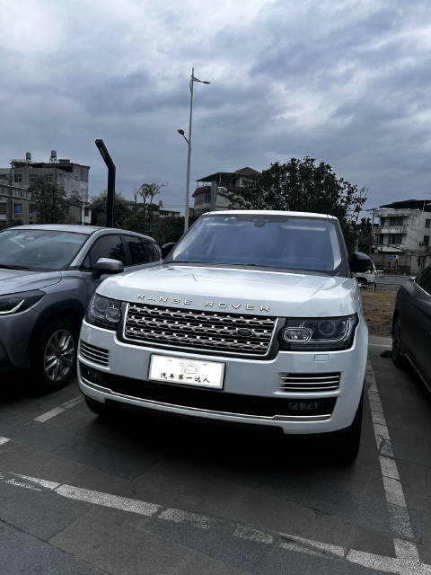 视频：路虎揽胜尊崇创世加长，静卧的猛兽，耀眼的数字