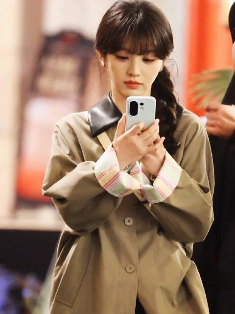 田曦薇紧盯手机神情专注引猜测