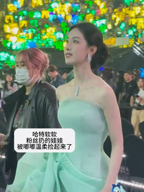 陈都灵毫不犹豫地弯腰捡起了小铃铛送给她的庄寒雁娃娃