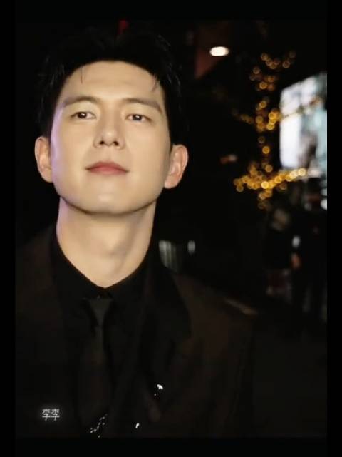 李现西装造型亮相，优雅矜贵如交响乐团首席