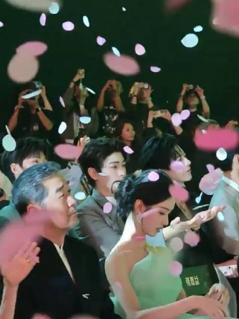 发现这个时候嘟身边居然做的是张国立老师