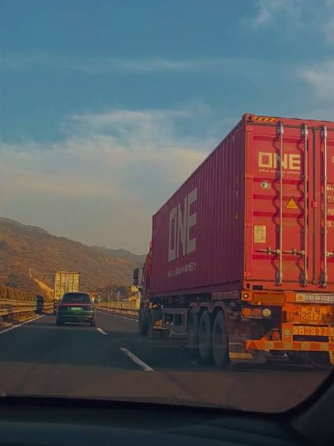 甬金高速货车与自驾车相互礼让显温情