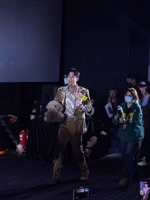 梁靖康携爱犬亮相哑舍追剧团现场