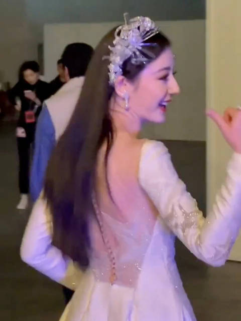 美到我失语 这也太近了 热巴的美背真漂亮呀