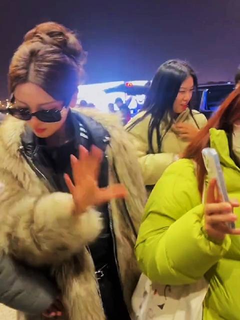 杨超越裹毛绒外套过马路，提醒路人别拍