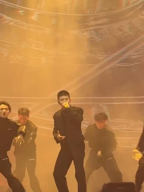 任嘉伦官宣江苏卫视跨年舞台，演员歌手身份双切换