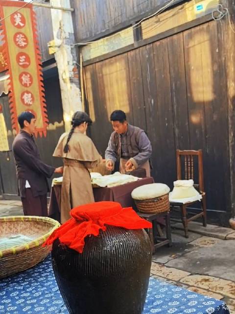 宋祖儿民国小巷买小吃遇窃高喊抓贼